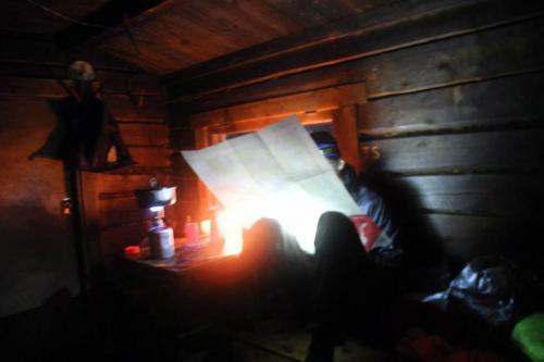 Estudiando los mapas en una cabaña de Finlandia, antes de entrar en el Parque Nacional de Over Anarjokka y comenzar a recorrer el río.