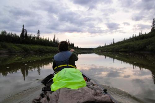 Primeras paladas en el Eagle River, un río estrecho y cargado de fauna.