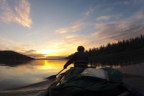 Últimas imágenes de nuestro viaje. Llegando a Dalton Highway después de 26 días en el río.