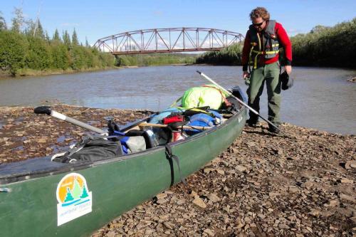 El inicio del viaje, tras cargar la canoa por primera vez. Detrás la Dempster Highway.